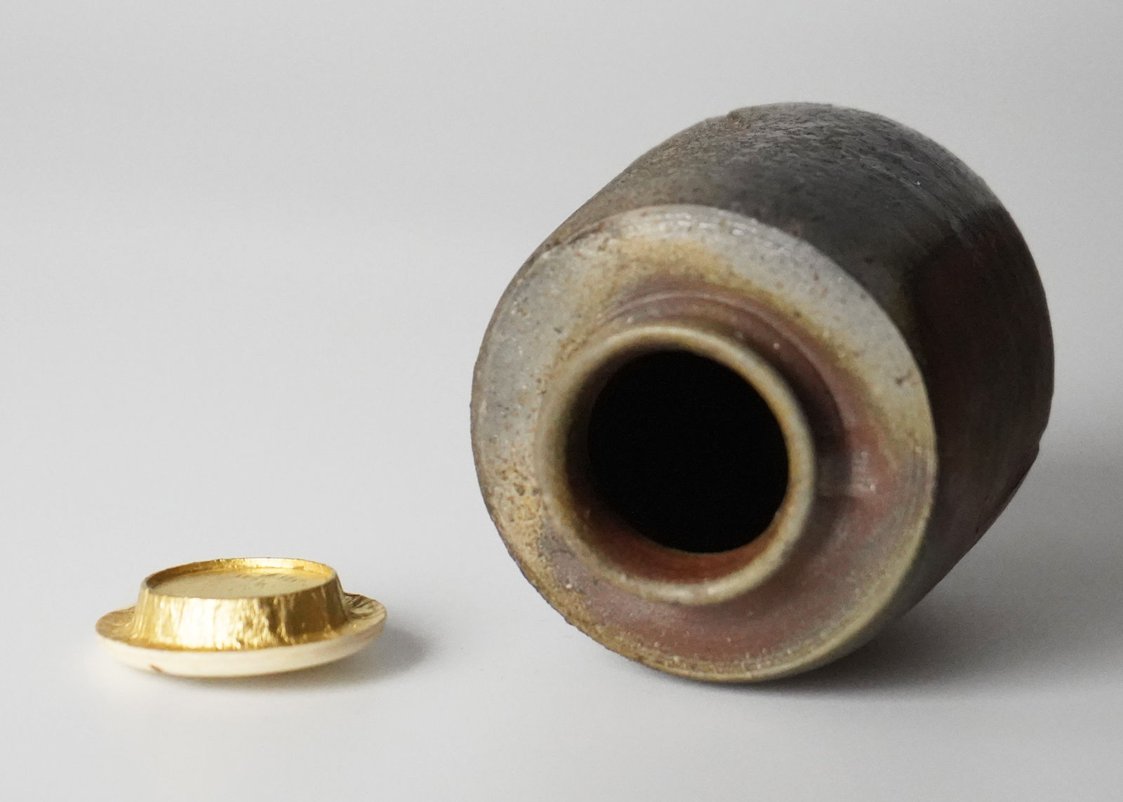 Isezaki Jun 伊勢崎淳, Bizen Tea Caddy 備前扁衛茶入