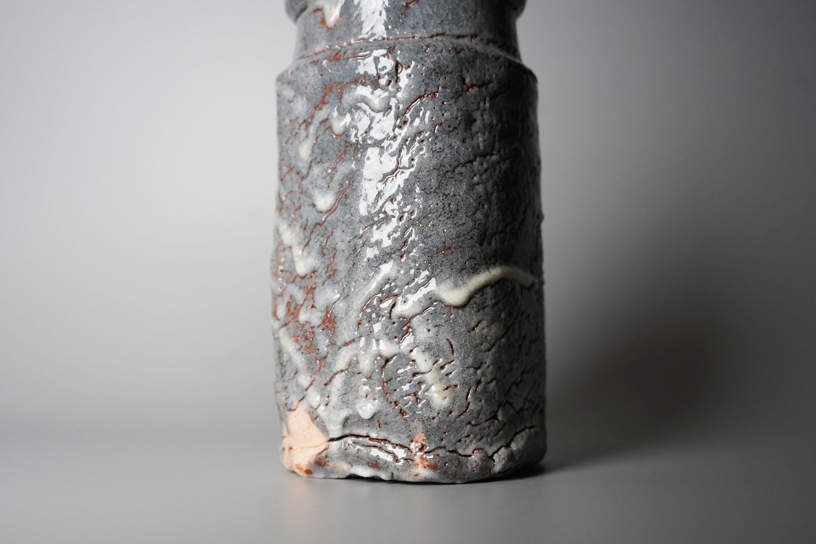 Wakao Toshisada 若尾利貞, Gray Shino "Hanging" Flower Vase 鼠志野花生