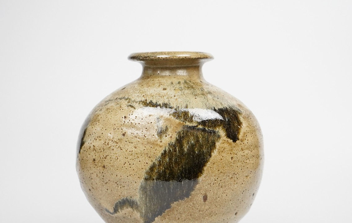 Murata Gen 村田 元, Jar, Black Slip Over Rice Husk Glaze 糠釉黒文扁壺