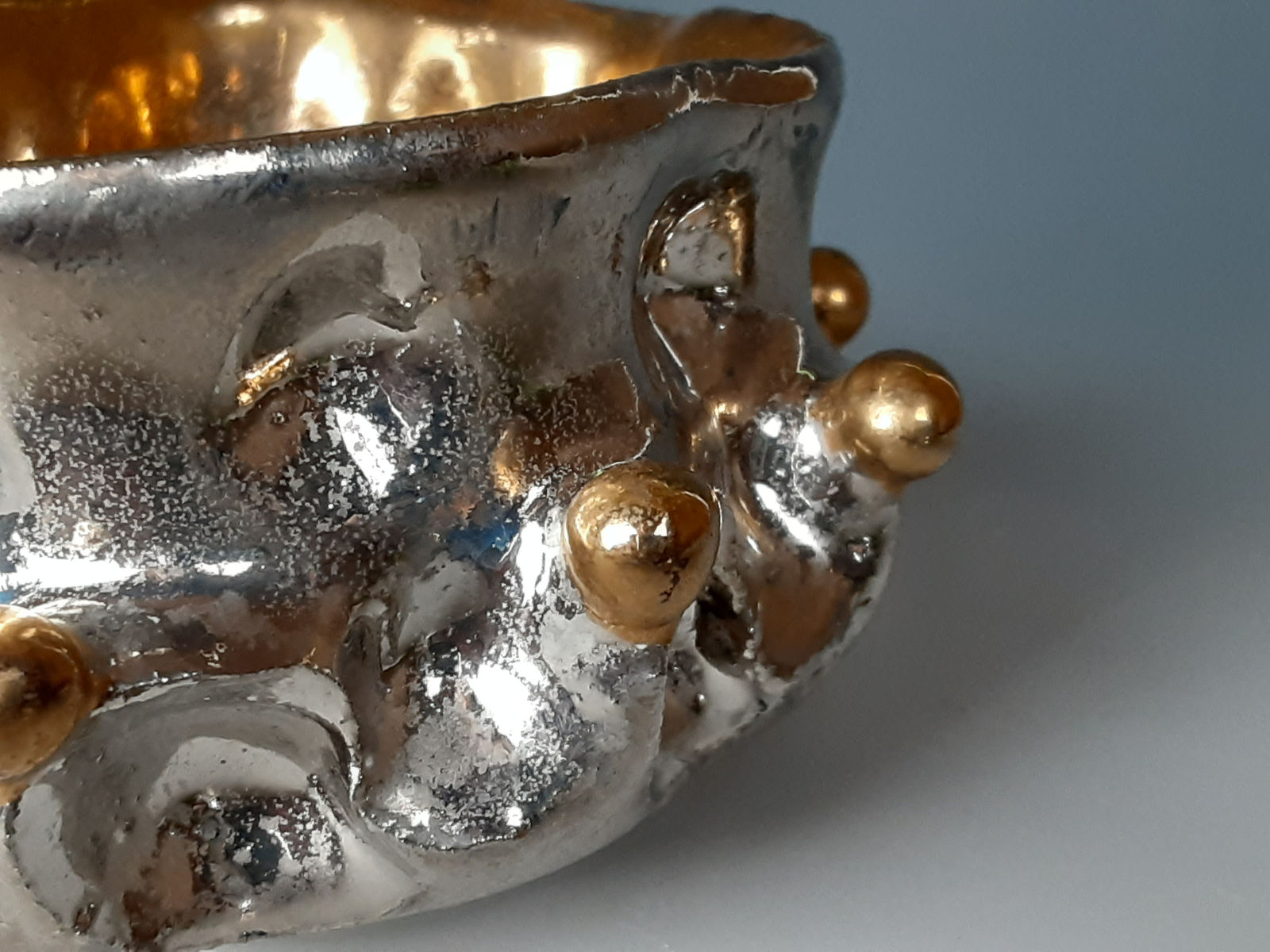 Ishiyama Tetsuya 石山哲也, Gold and Silver Crown Guinomi 金白金隆粒酒盃, 2020