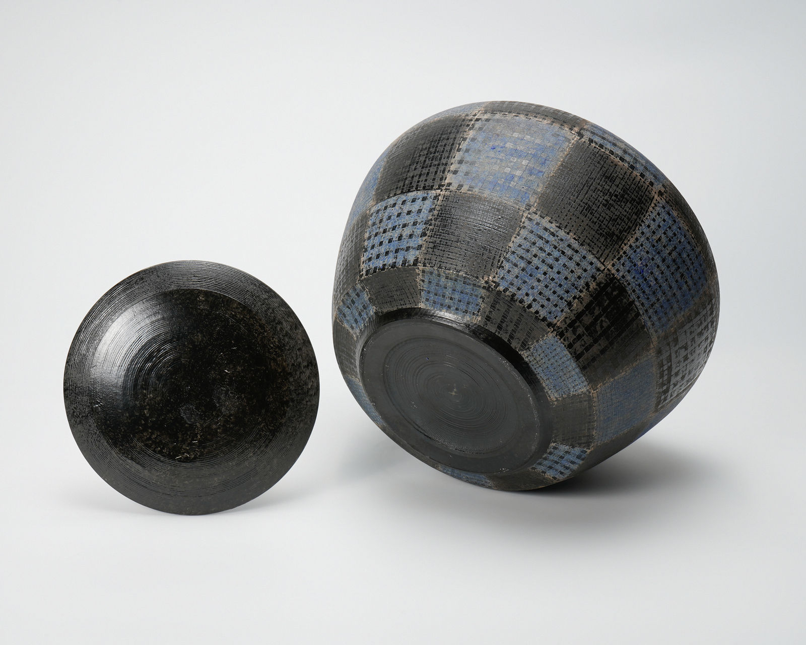 Maeda Masahiro 前田正博, Water jar with blue and silver pigments 色絵銀彩水指