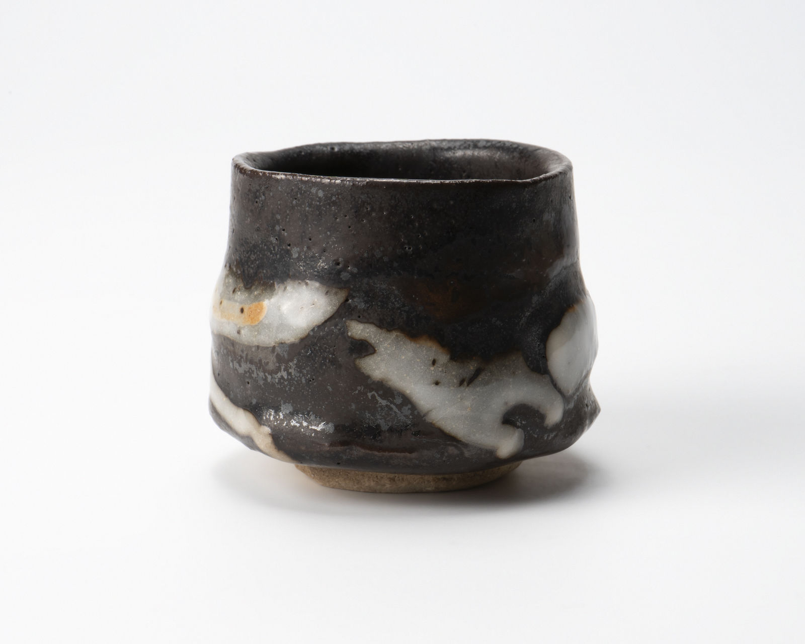 Suzuki Tomio 鈴木富雄, Sake cup with black Yōsai glaze
