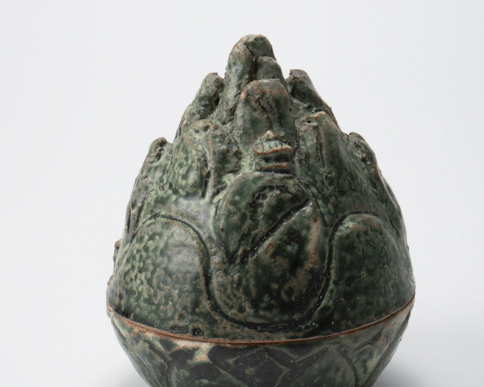Kikuchi Katsu 菊池克, Lidded mountain-shaped vessel with green glaze