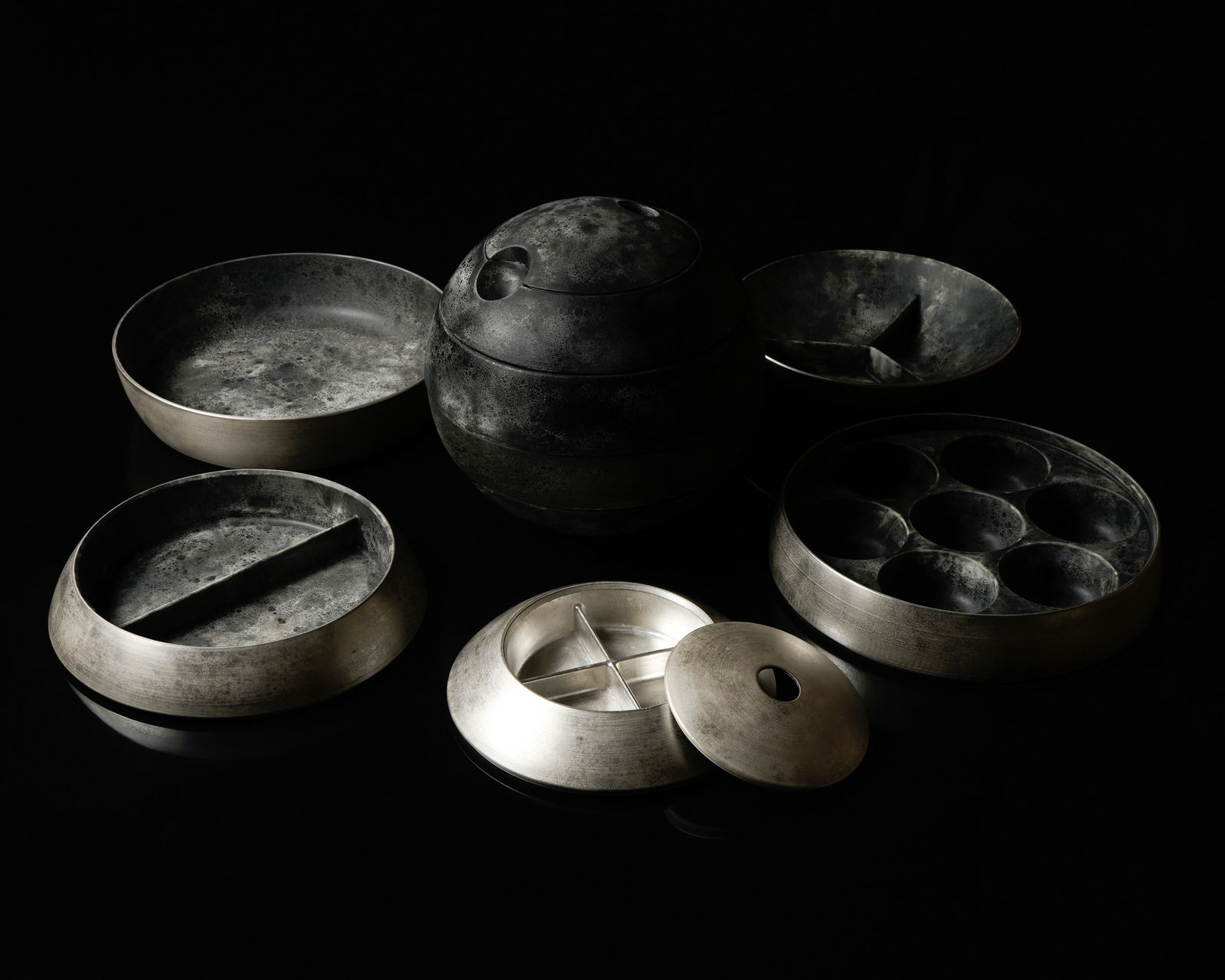 Terauchi Shinji 寺内信二, Five-tiered moon shaped box with silver 本銀彩 Moon Surface 珠型五段重, 2024