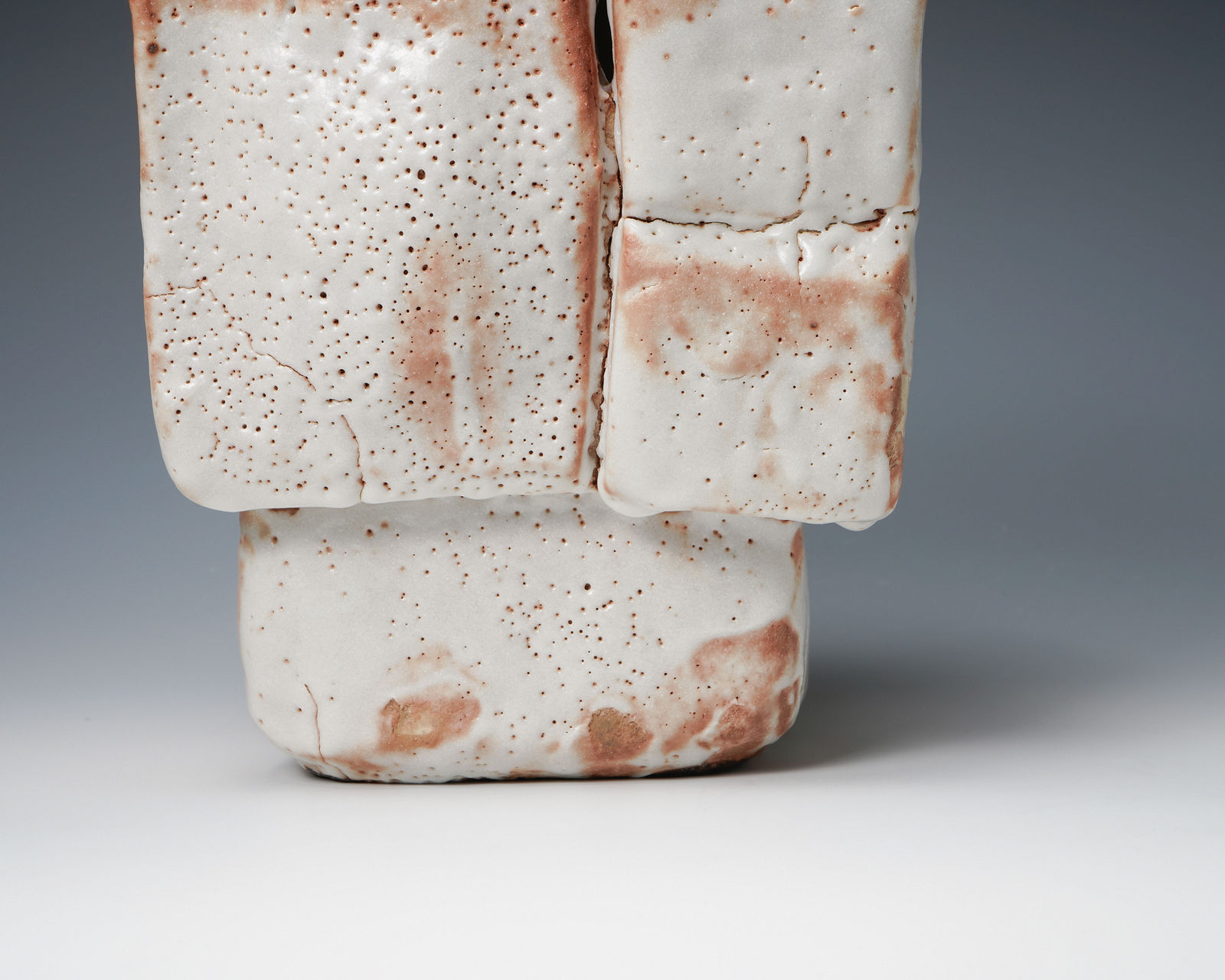 Suzuki Osamu 鈴木蔵, Shino Sculptural Flower Vessel 志野花器