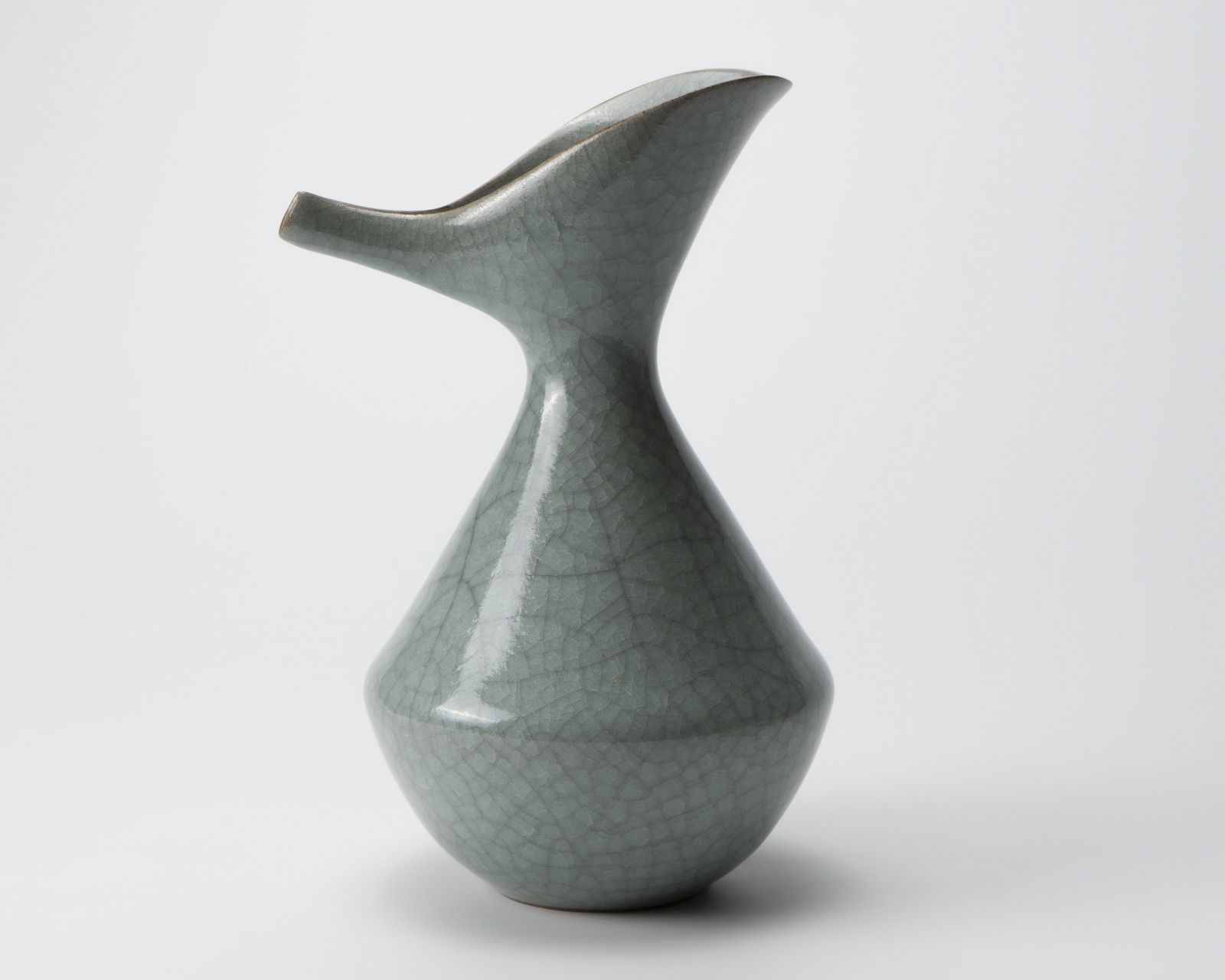 Yoshida Shuhei 吉田周平, Celadon spouted flower vase, 2023