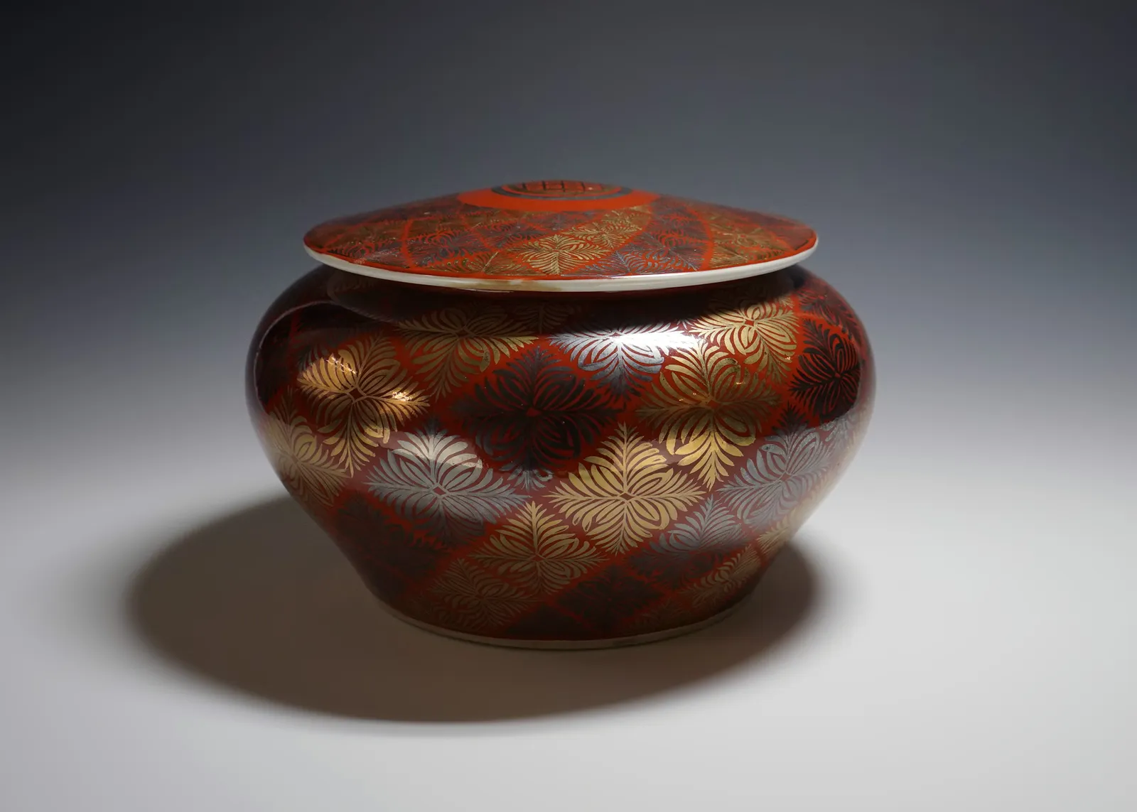 Tomimoto Kenkichi 富本憲吉, 色地金銀彩 羊歯文蓋付飾壷