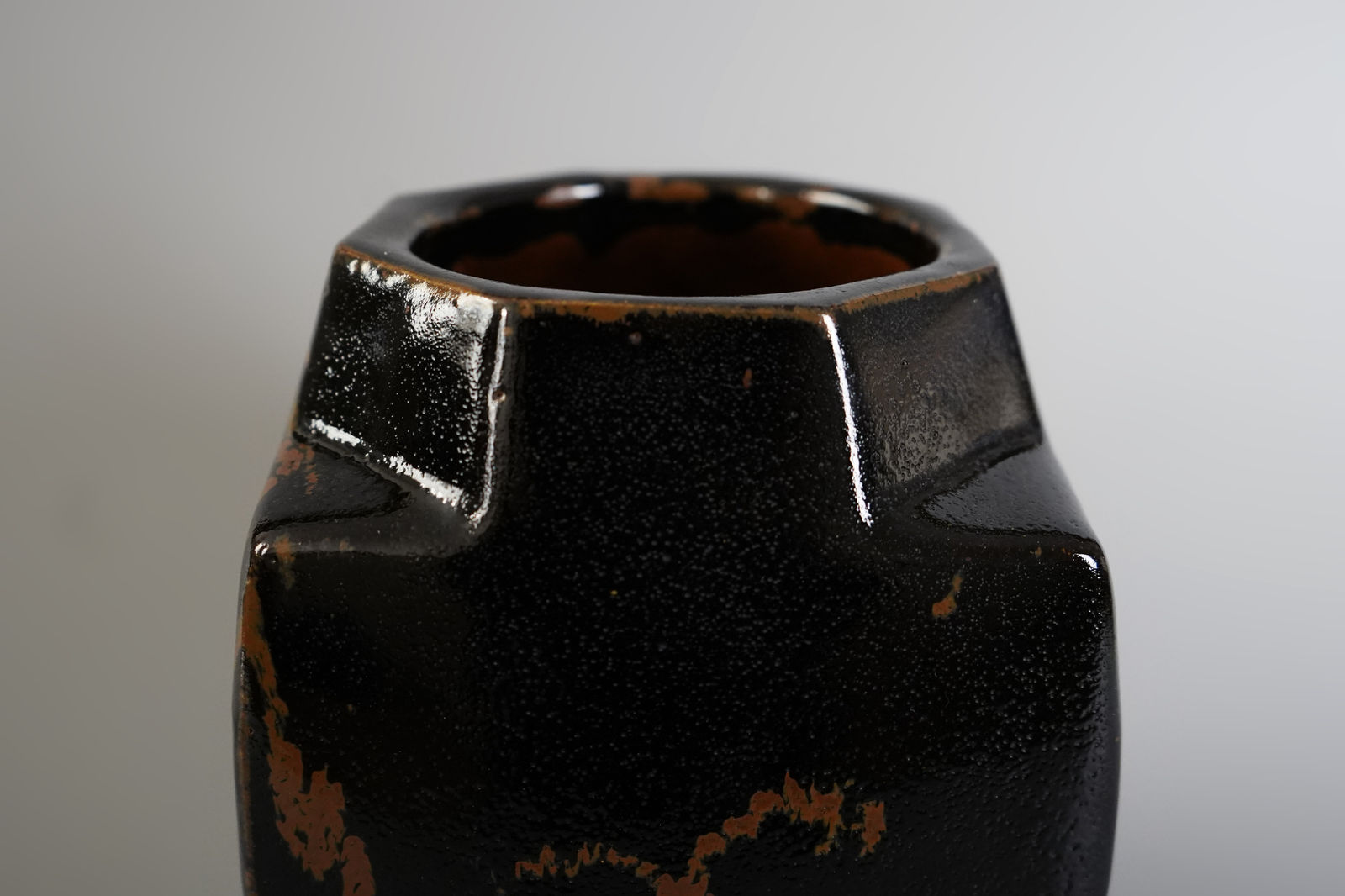 Hamada Shoji 濱田庄司, Black Glazed Jar with Persimmon Glaze Trailing 黒釉錆流掛方壺