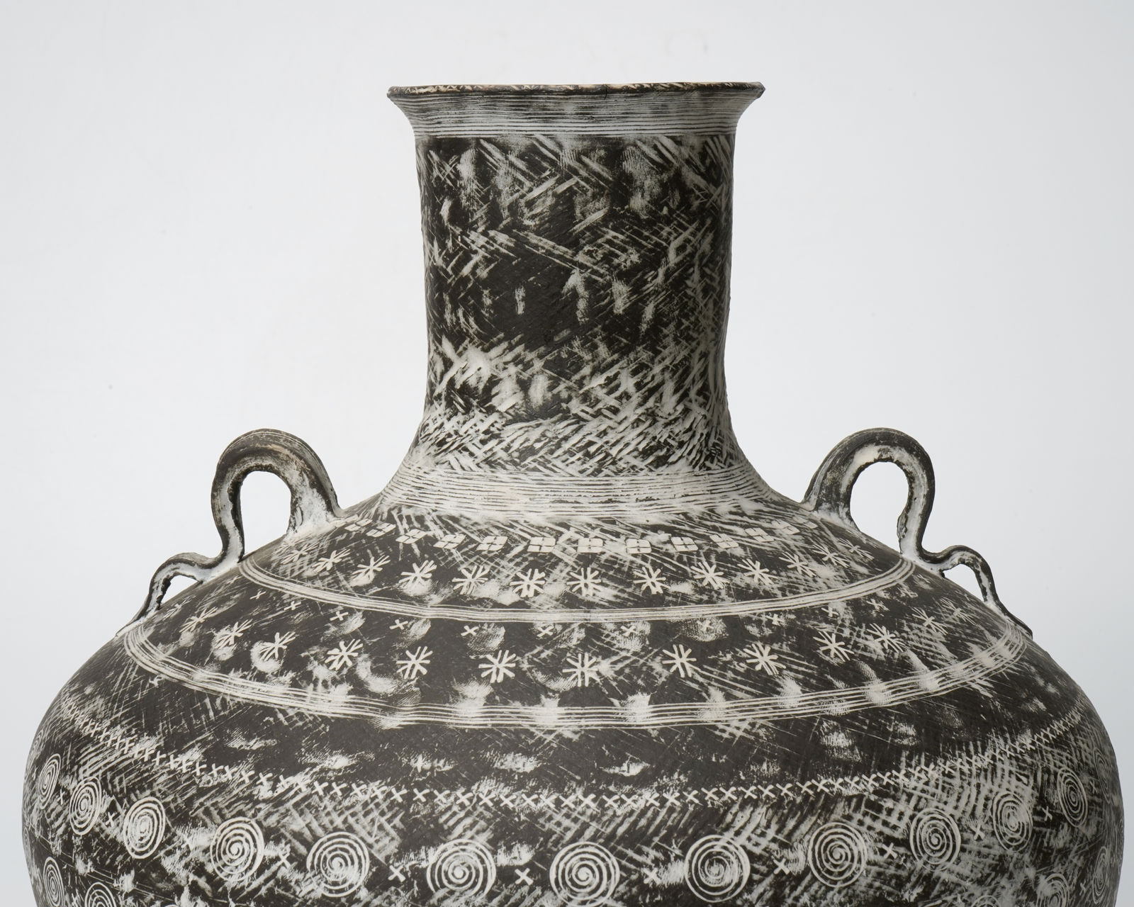 Yasuhara Kimei 安原喜明, Flower Vase with Matte Black Glaze and Linear Engraving, 炻器線彫黒釉花生, circa 1970s