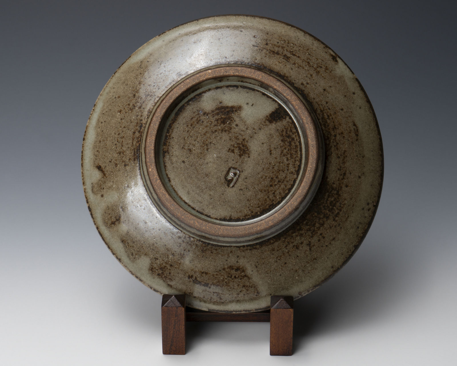 Shimaoka Tatsuzo 島岡達三, Plate with inlaid and overglaze enamel (Aka-e) floral design