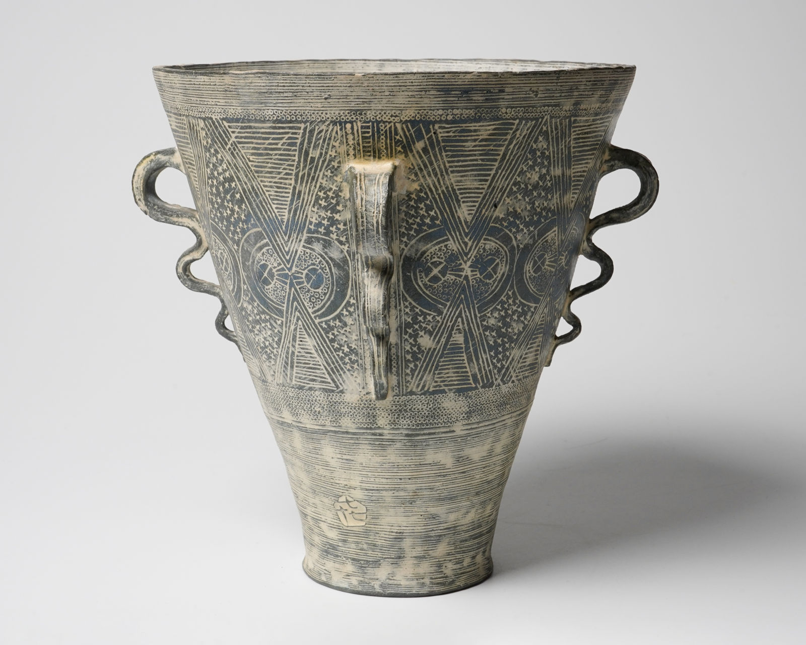 Yasuhara Kimei 安原喜明, Flower Vessel 花器 炻器線彫文