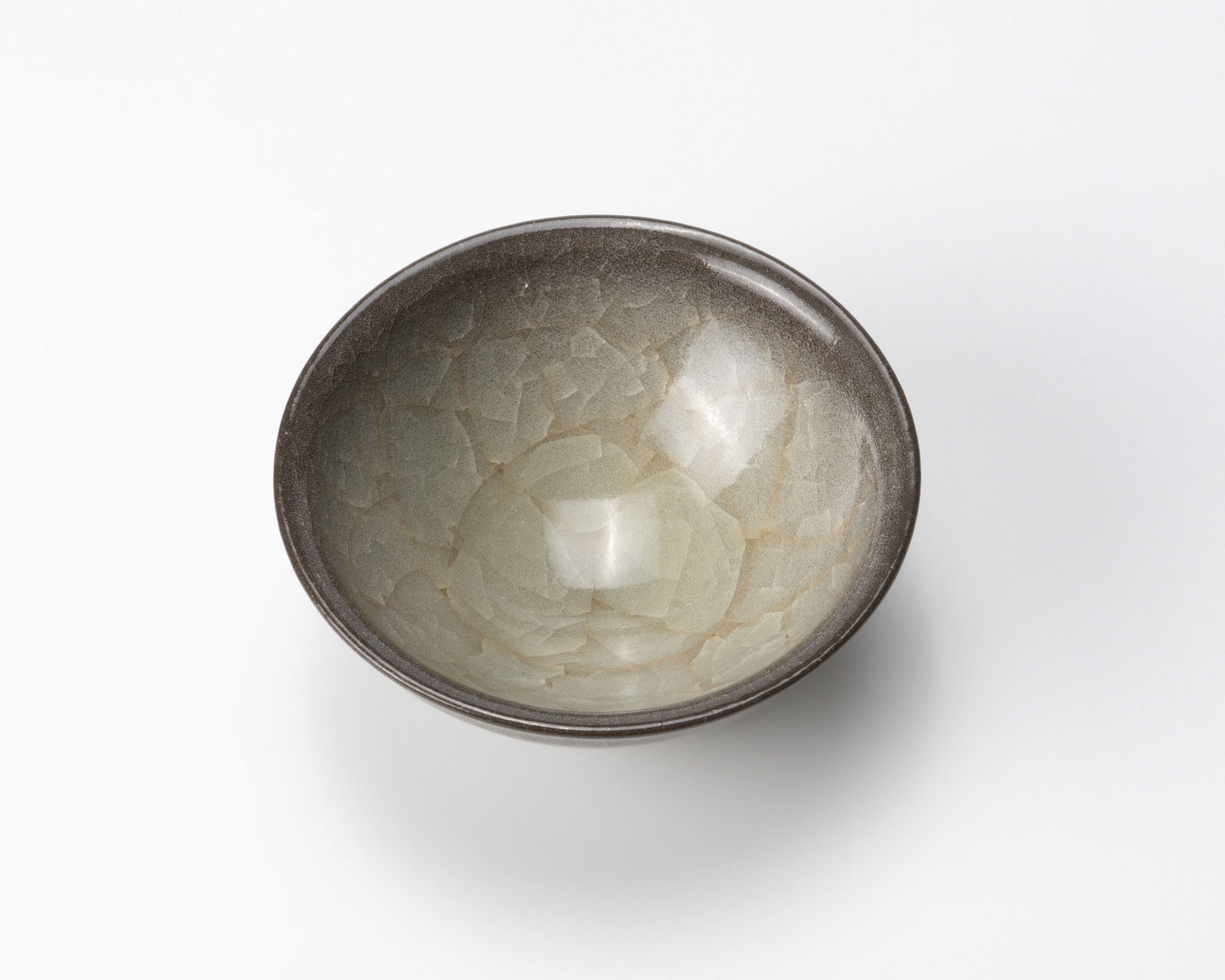 Fujita Naoki 藤田直樹, Beige-glazed porcelain sake cup