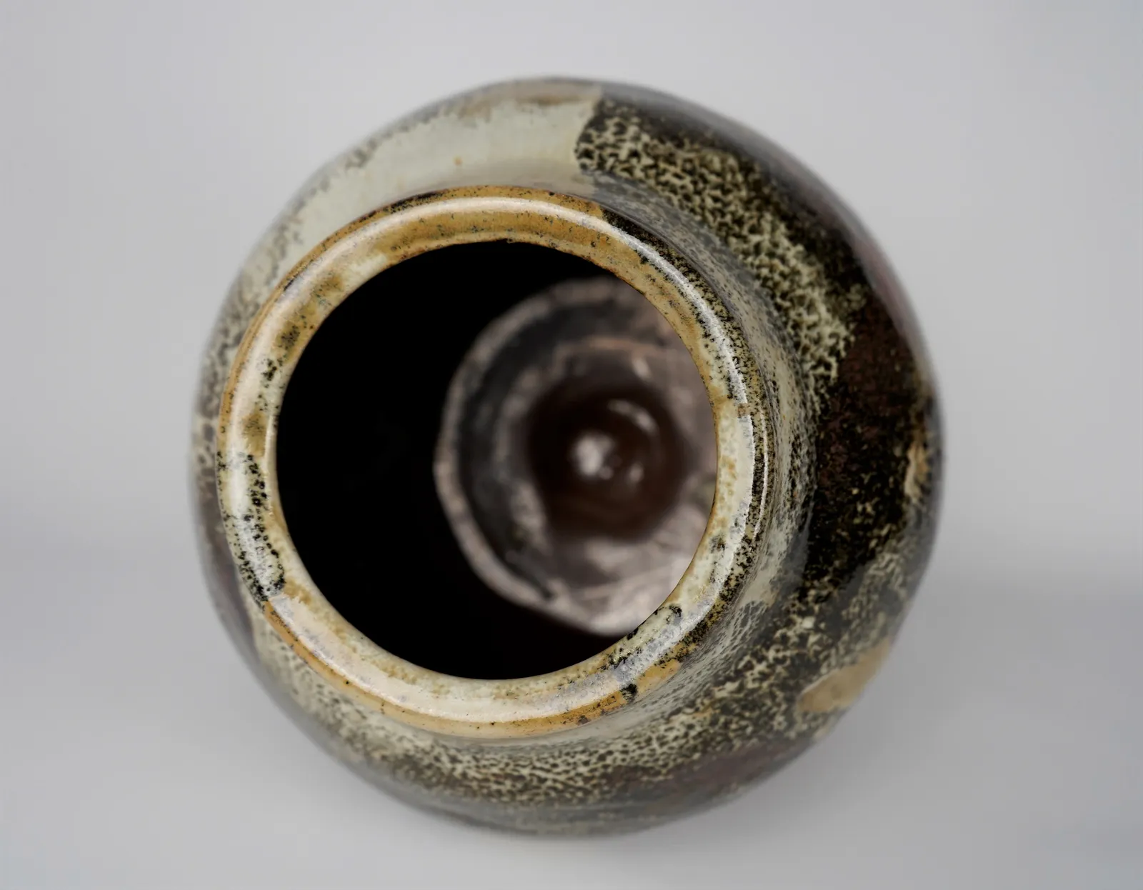 Murata Gen 村田 元, Jar, Black Iron on Rice Husk Glaze 糠白釉鉄砂黒文壺