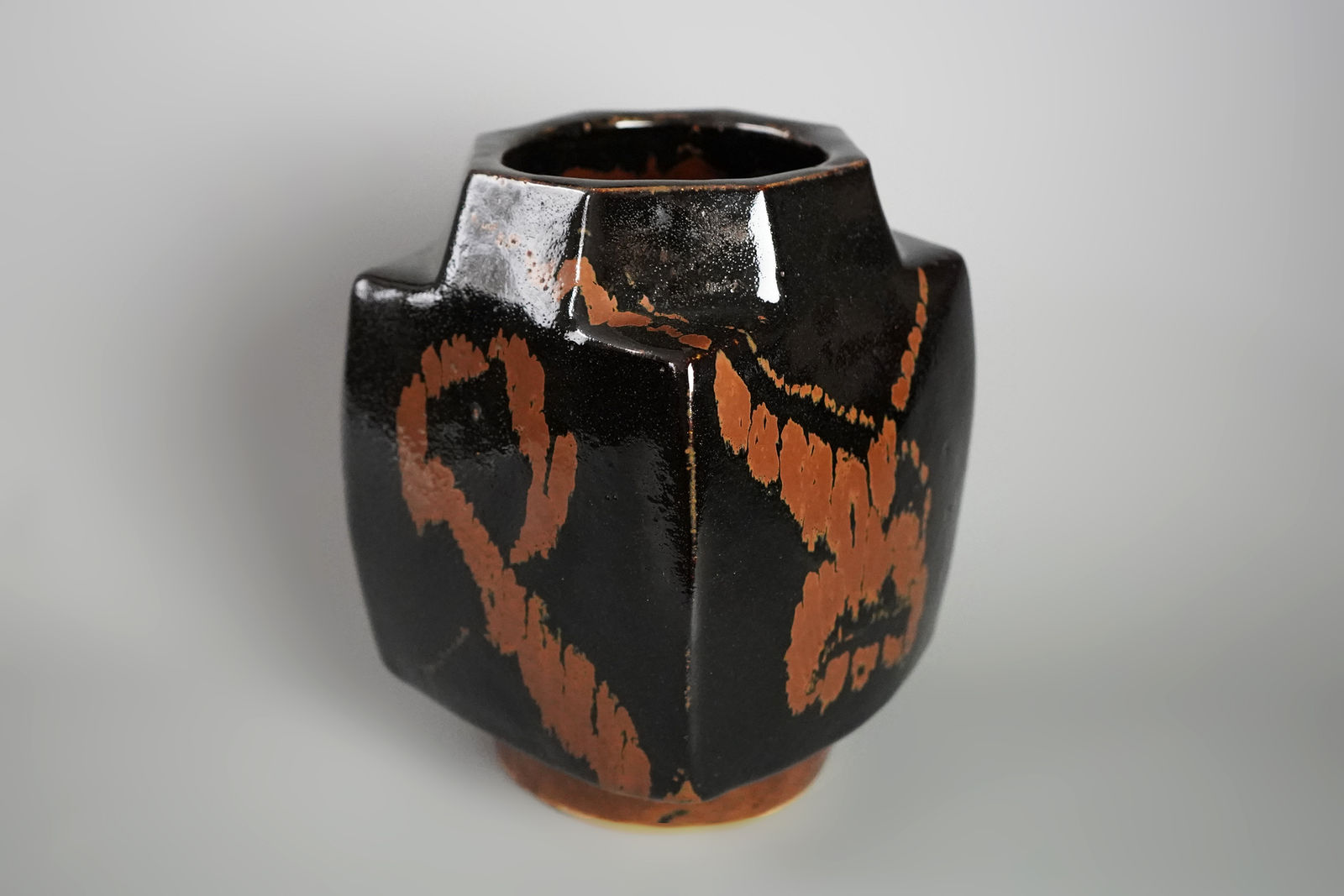 Hamada Shoji 濱田庄司, Black Glazed Jar with Persimmon Glaze Trailing 黒釉錆流掛方壺