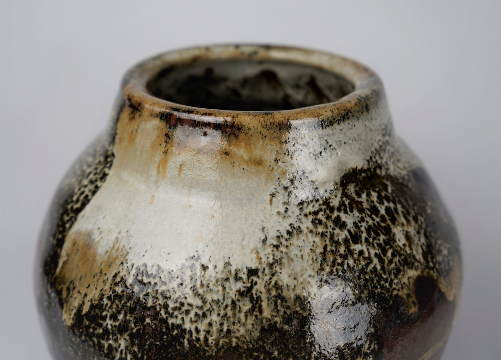 Murata Gen 村田 元, Jar, Black Iron on Rice Husk Glaze 糠白釉鉄砂黒文壺