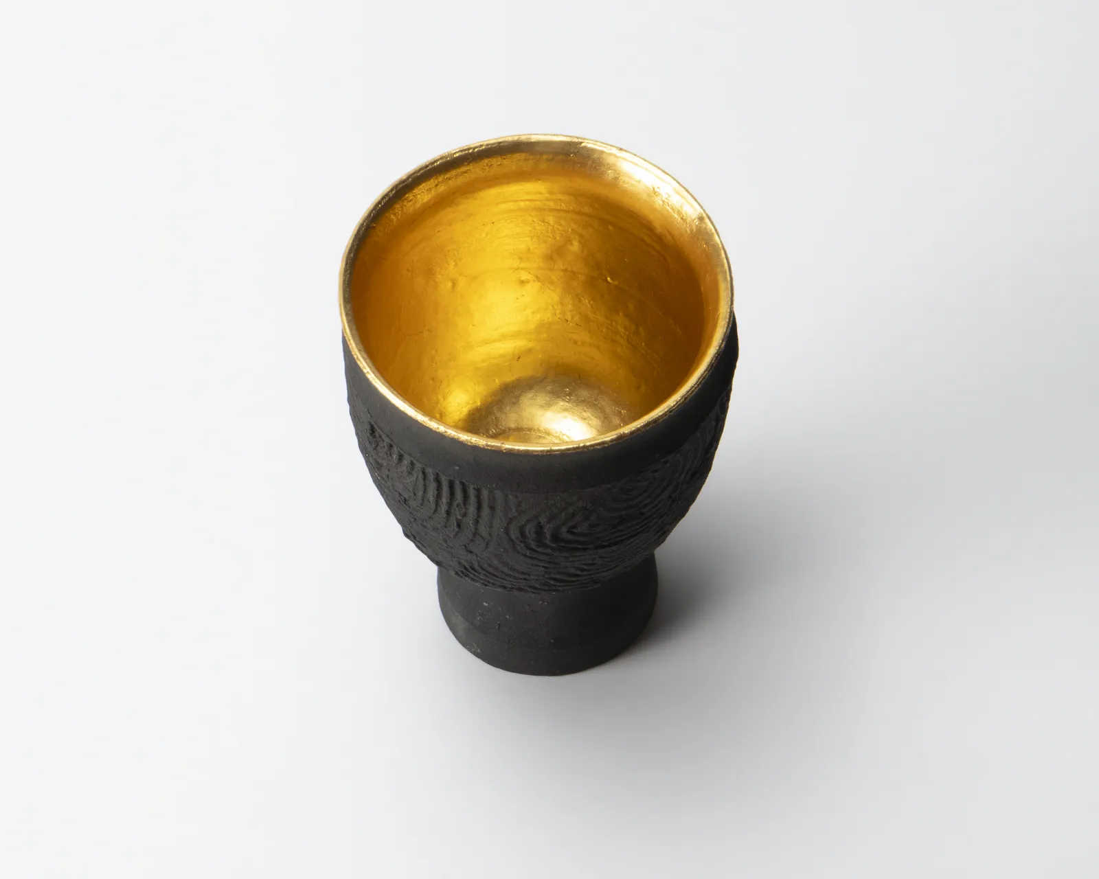 Sakata Jinnai 坂田 甚内, Oxidized smoke sake cup with gold interior 金環杯