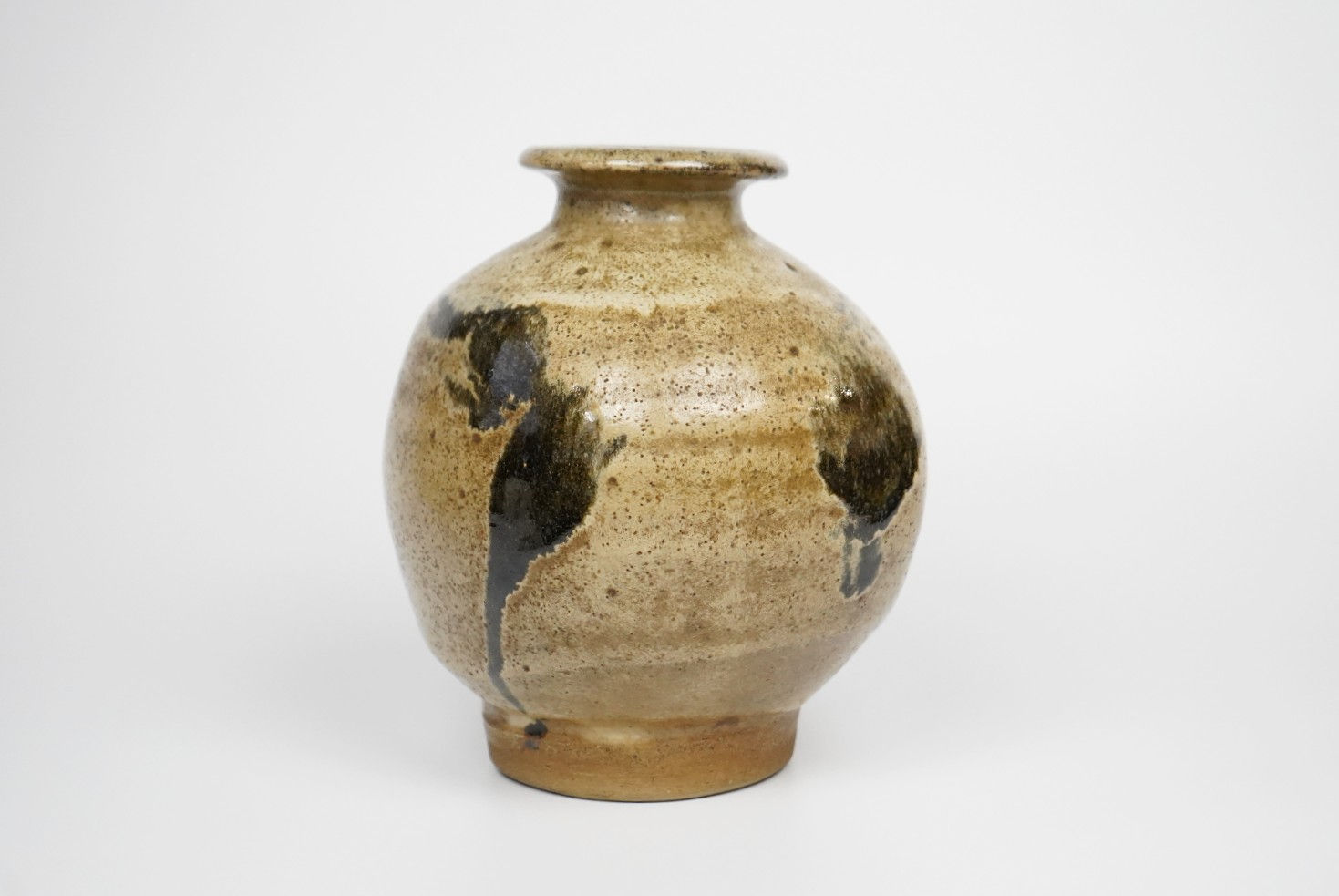 Murata Gen 村田 元, Jar, Black Slip Over Rice Husk Glaze 糠釉黒文扁壺