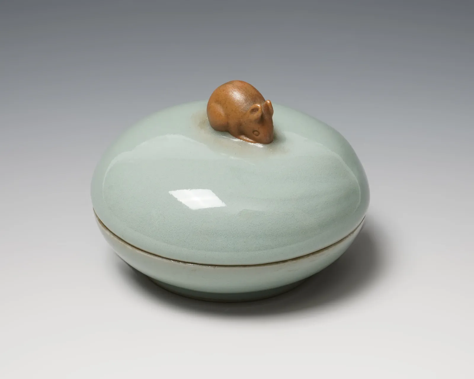 SUWA Sozan II 諏訪蘇山二代, Incense container with mouse 青磁袋鼠香合