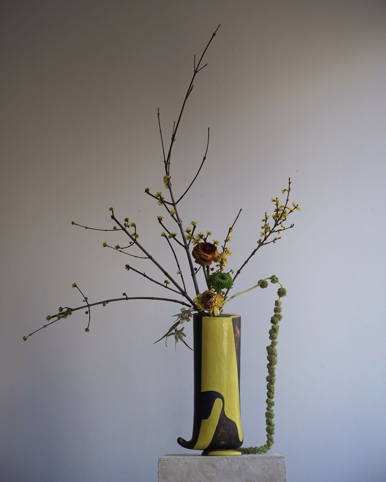 Yanagihara Mutsuo 柳原睦夫, Cylindrical boot-shaped vase with yellow oribe glaze キオリベ長筒花瓶, 1992