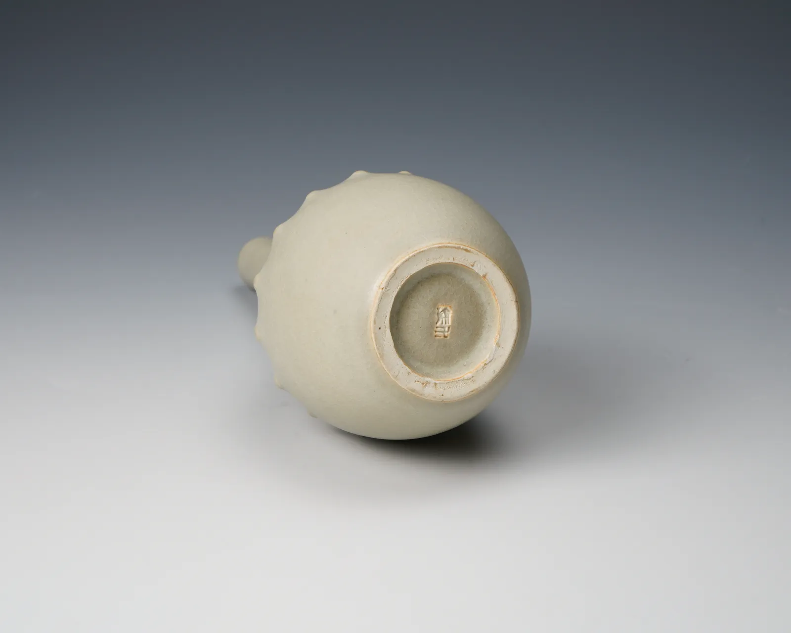 Kusube Yaichi 楠部彌弌, Vase for a Single Flower with White Glaze and Striated Pattern, 白玉釉條文一輪生, circa 1950s