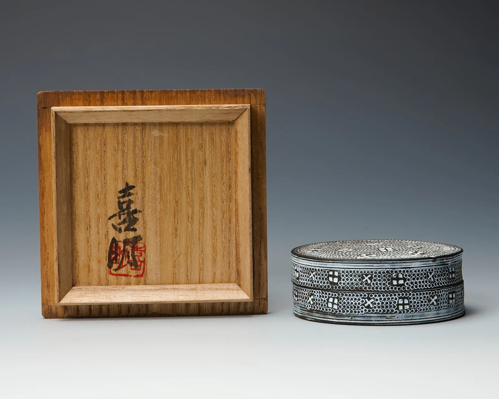 Yasuhara Kimei 安原喜明, Incense Box with Matte Black Glaze and Linear Engraved Patterns, 炻器線彫文黒釉香合, circa late 1930s