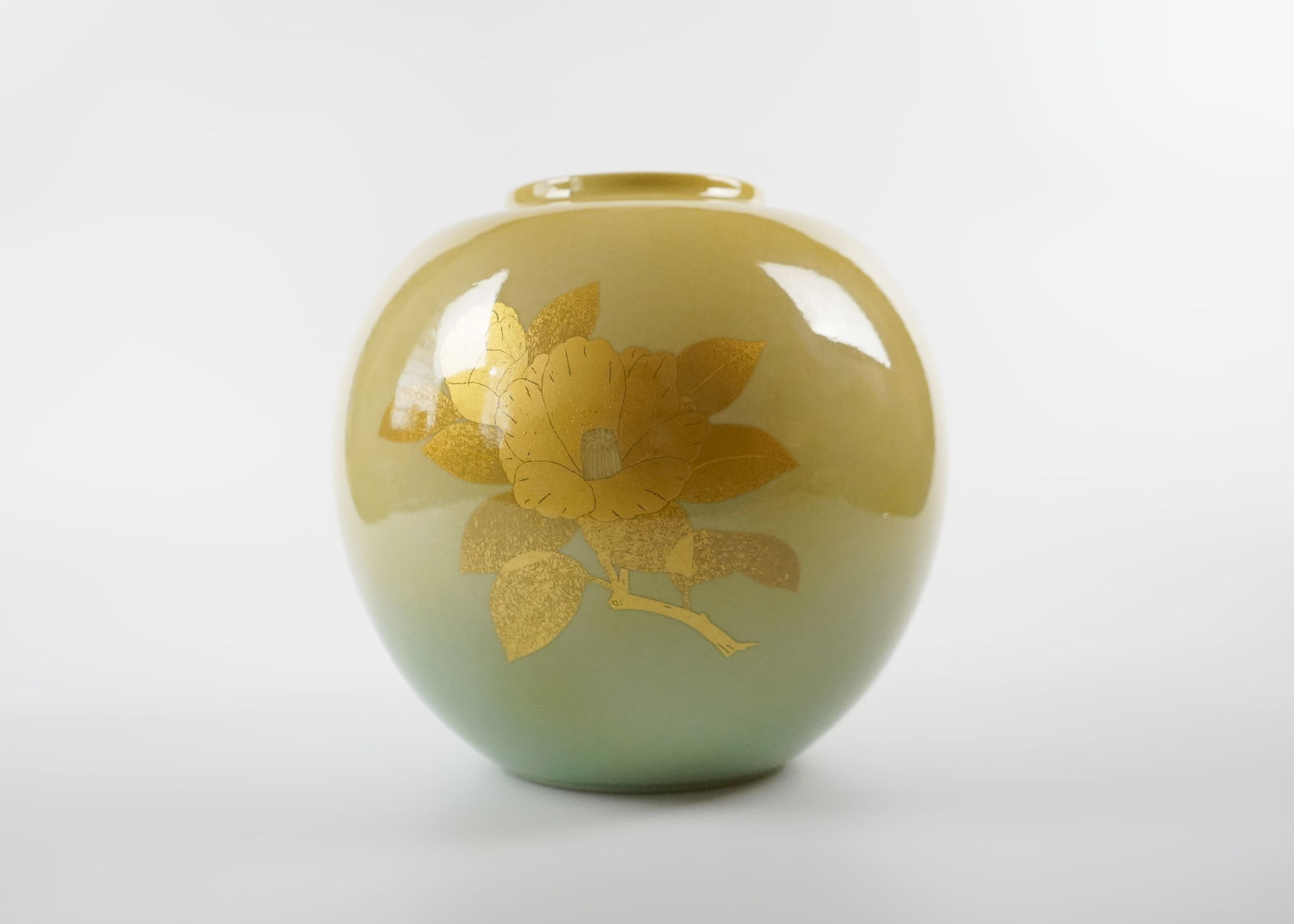 Yoshita Minori 吉田美統, Vessel with Yurikinasai Decoration (Gold Leaf) 釉裏金彩椿文