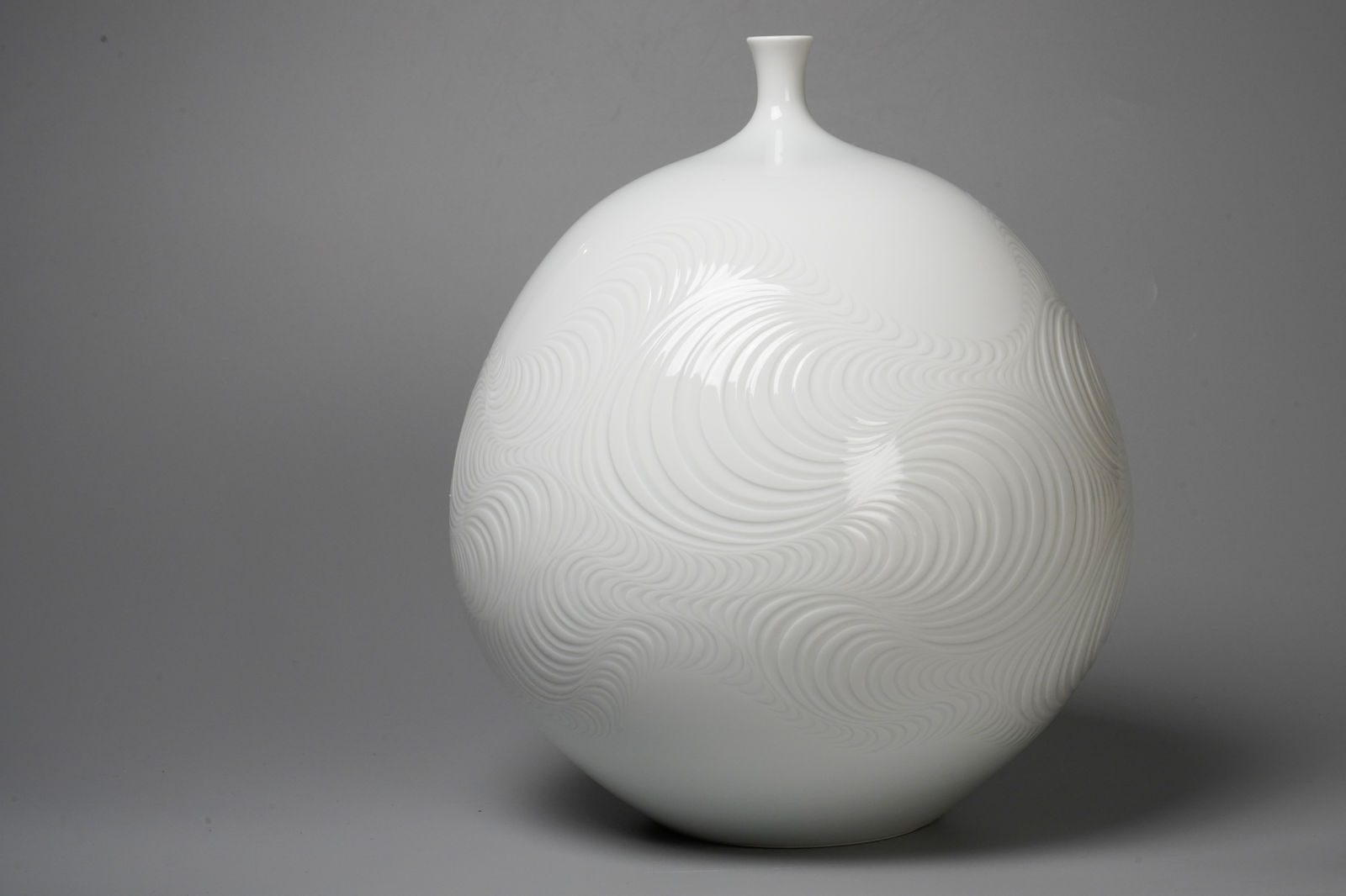 Shumei Fujii 藤井朱明, White Porcelain Jar with Carved Design 白磁潮彫壷