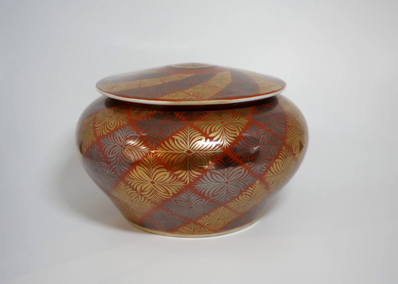 Tomimoto Kenkichi 富本憲吉, 色地金銀彩 羊歯文蓋付飾壷