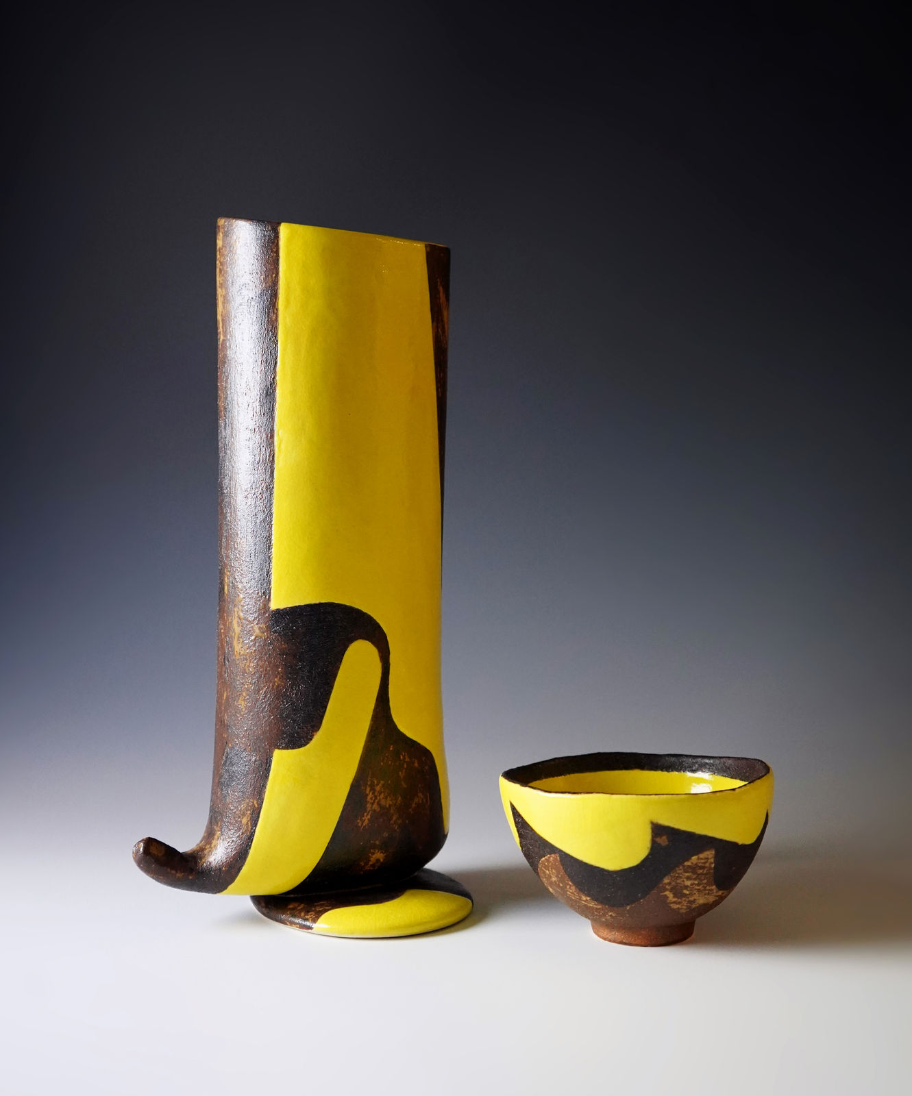 Yanagihara Mutsuo 柳原睦夫, Cylindrical boot-shaped vase with yellow oribe glaze キオリベ長筒花瓶, 1992