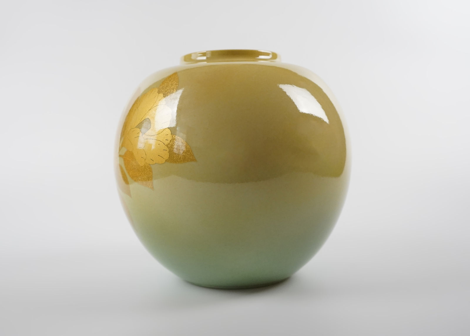 Yoshita Minori 吉田美統, Vessel with Yurikinasai Decoration (Gold Leaf) 釉裏金彩椿文