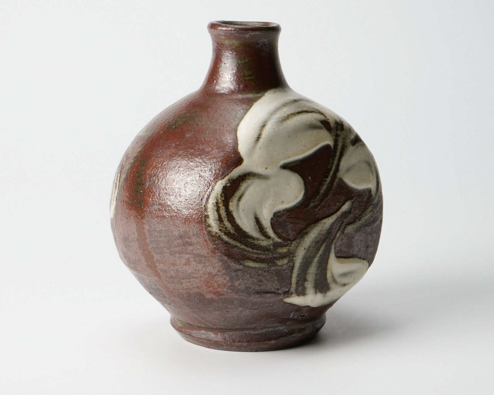 Matsuzaki Ken 松崎 健, Iron glazed sake bottle with white slip