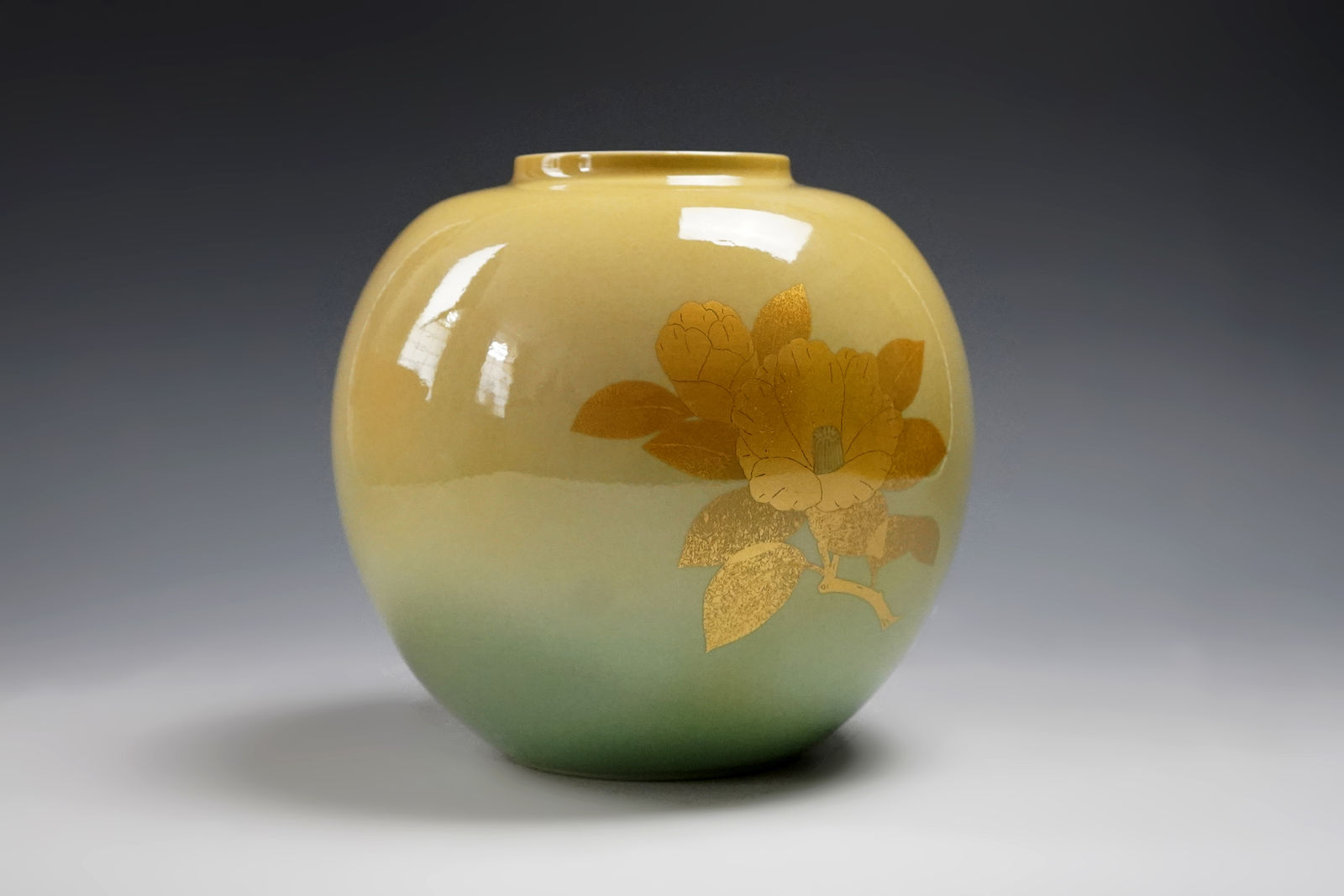 Yoshita Minori 吉田美統, Vessel with Yurikinasai Decoration (Gold Leaf) 釉裏金彩椿文