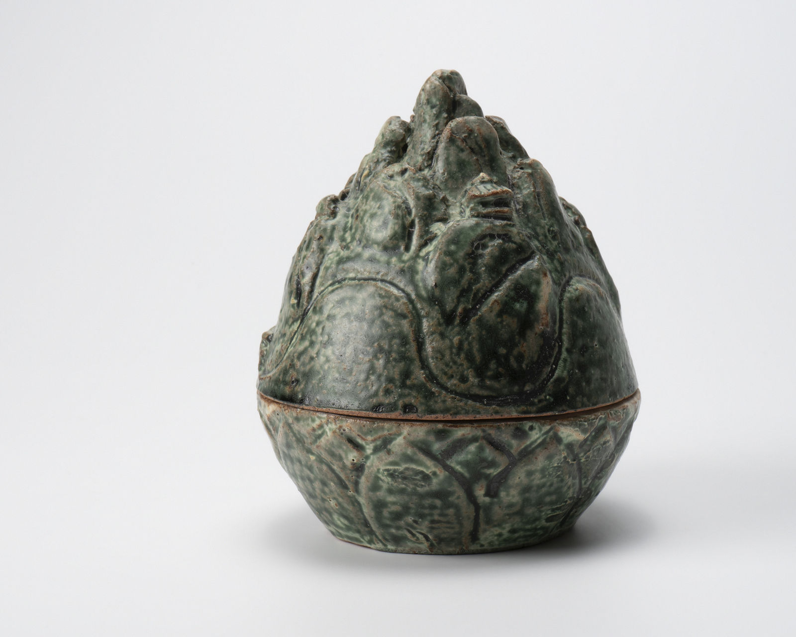 Kikuchi Katsu 菊池克, Lidded mountain-shaped vessel with green glaze