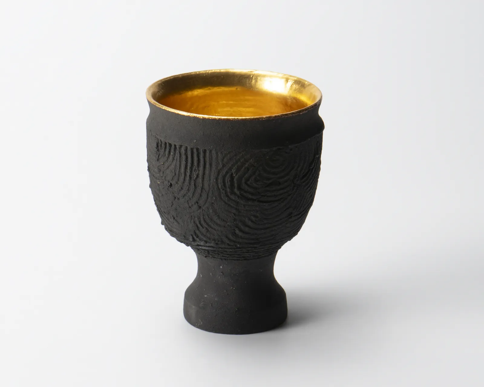 Sakata Jinnai 坂田 甚内, Oxidized smoke sake cup with gold interior 金環杯