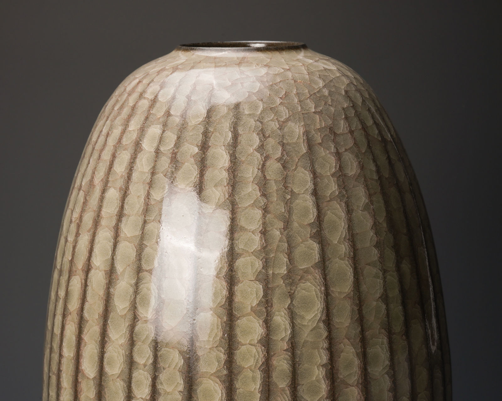 Minegishi Seiko 峯岸勢晃, Beige celadon jar with Kanyu craqueleur