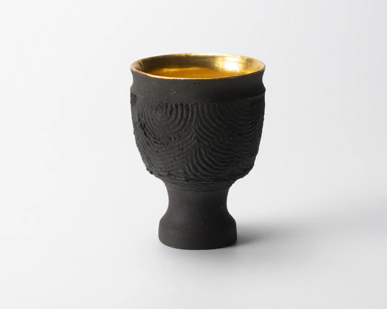 Sakata Jinnai 坂田 甚内, Oxidized smoke sake cup with gold interior 金環杯