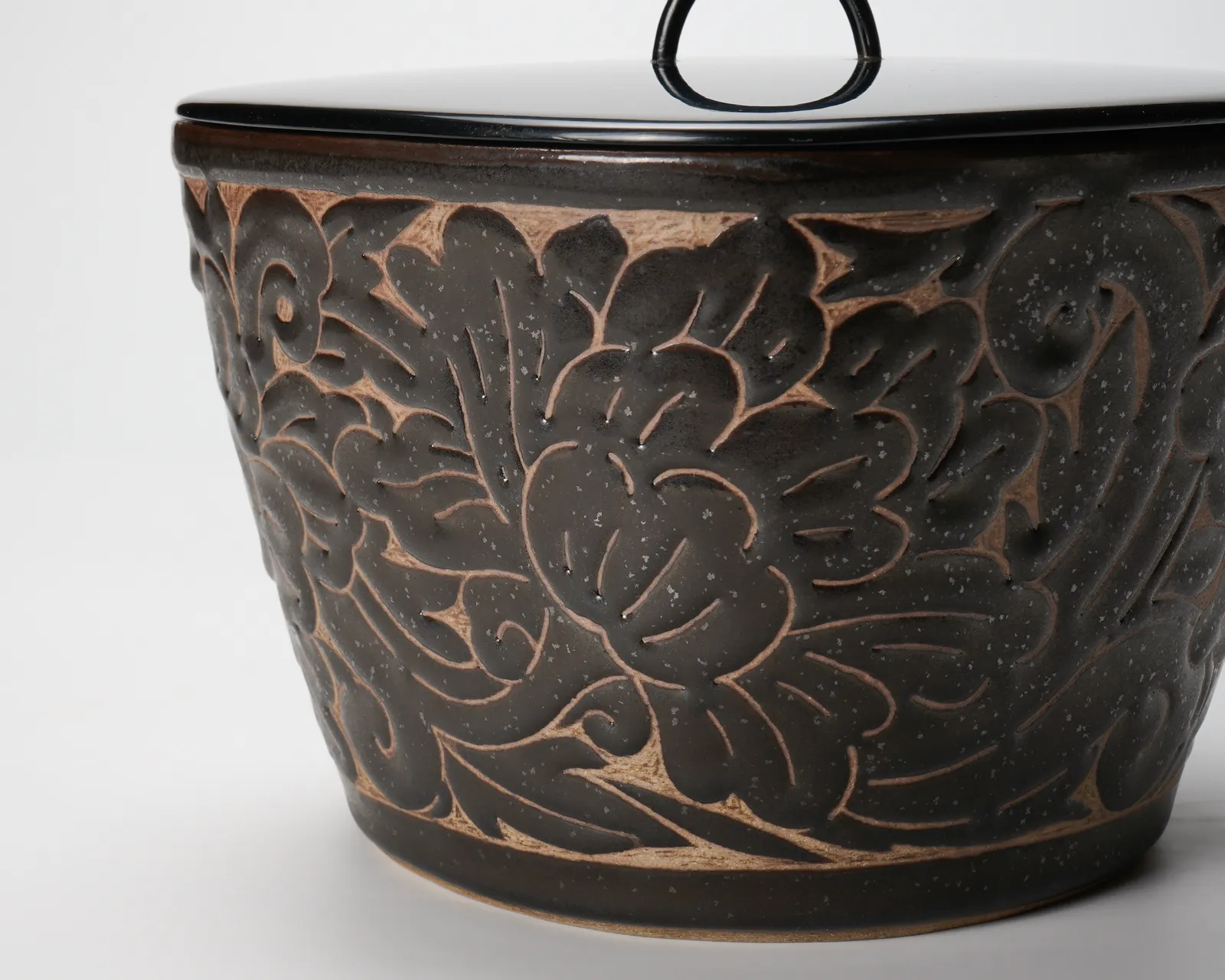 Miyanohara Ken 宮之原 謙, Water Jar with Engraved Peony Patterns, 牡丹文刻釉水指, circa 1965