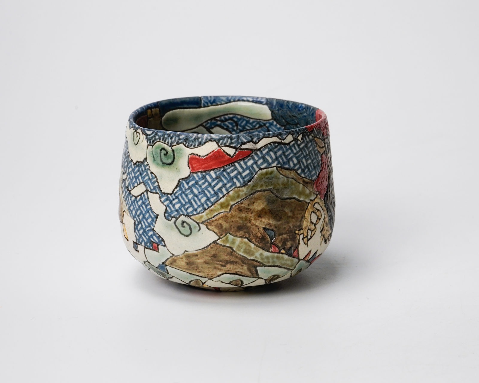 KOMAGO Tetsutarou 小孫哲太郎, No.5 Polychrome Guinomi with Carved Bantam Designs 線彫色絵チャボ紋ぐい呑, 2023