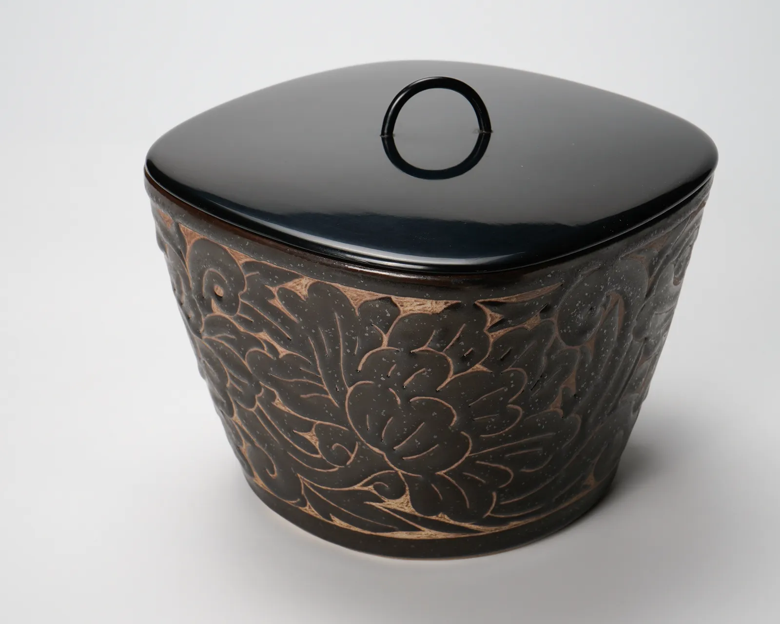 Miyanohara Ken 宮之原 謙, Water Jar with Engraved Peony Patterns, 牡丹文刻釉水指, circa 1965