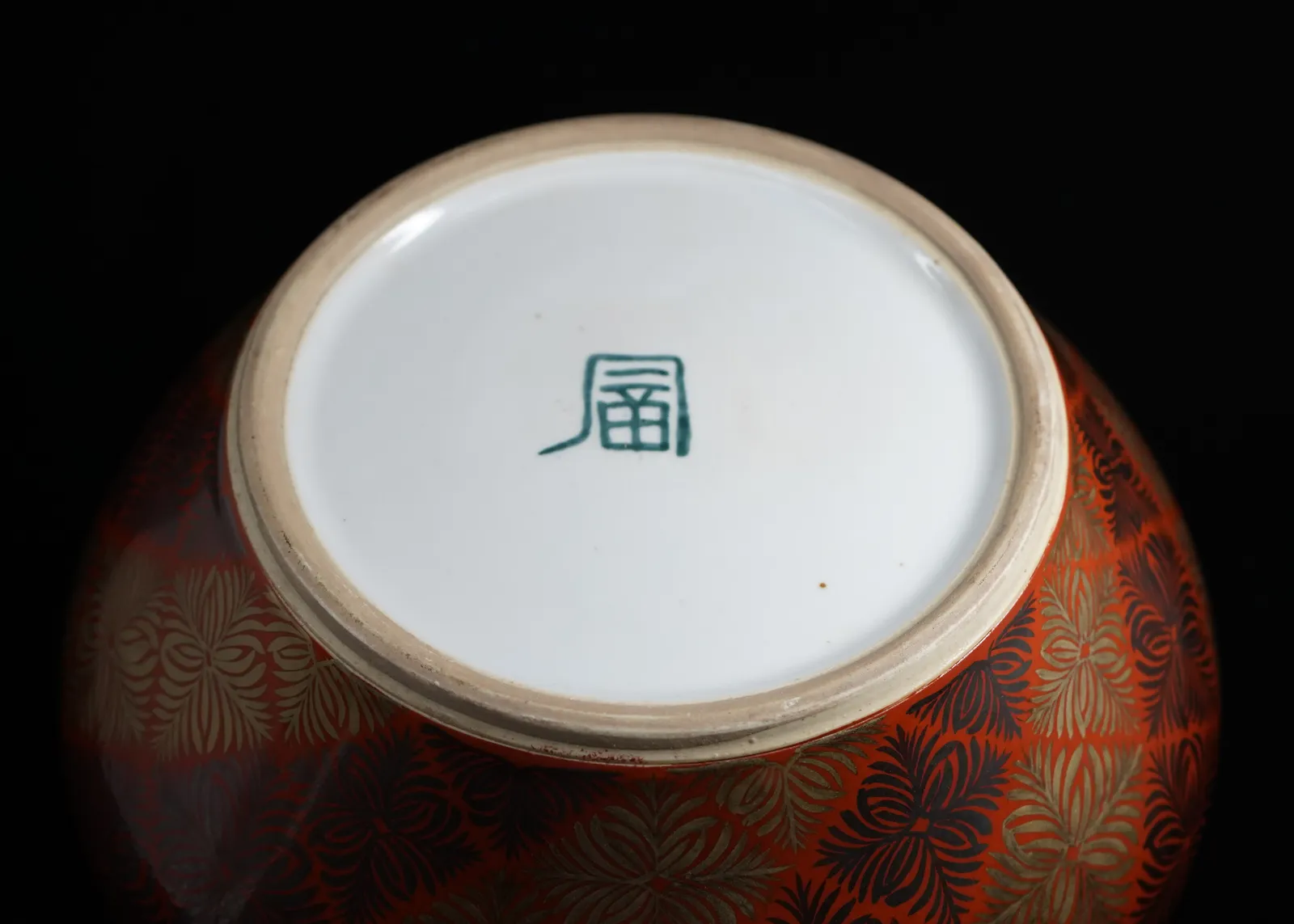 Tomimoto Kenkichi 富本憲吉, 色地金銀彩 羊歯文蓋付飾壷