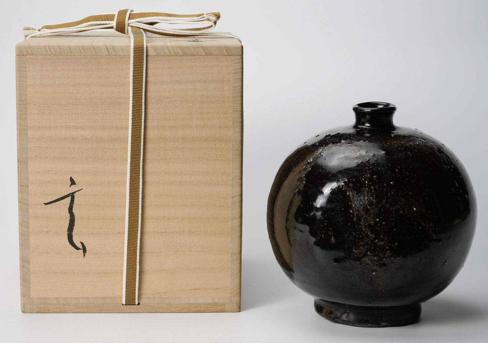 KOBAYASHI Togo 小林東五, Flat jar with black glaze