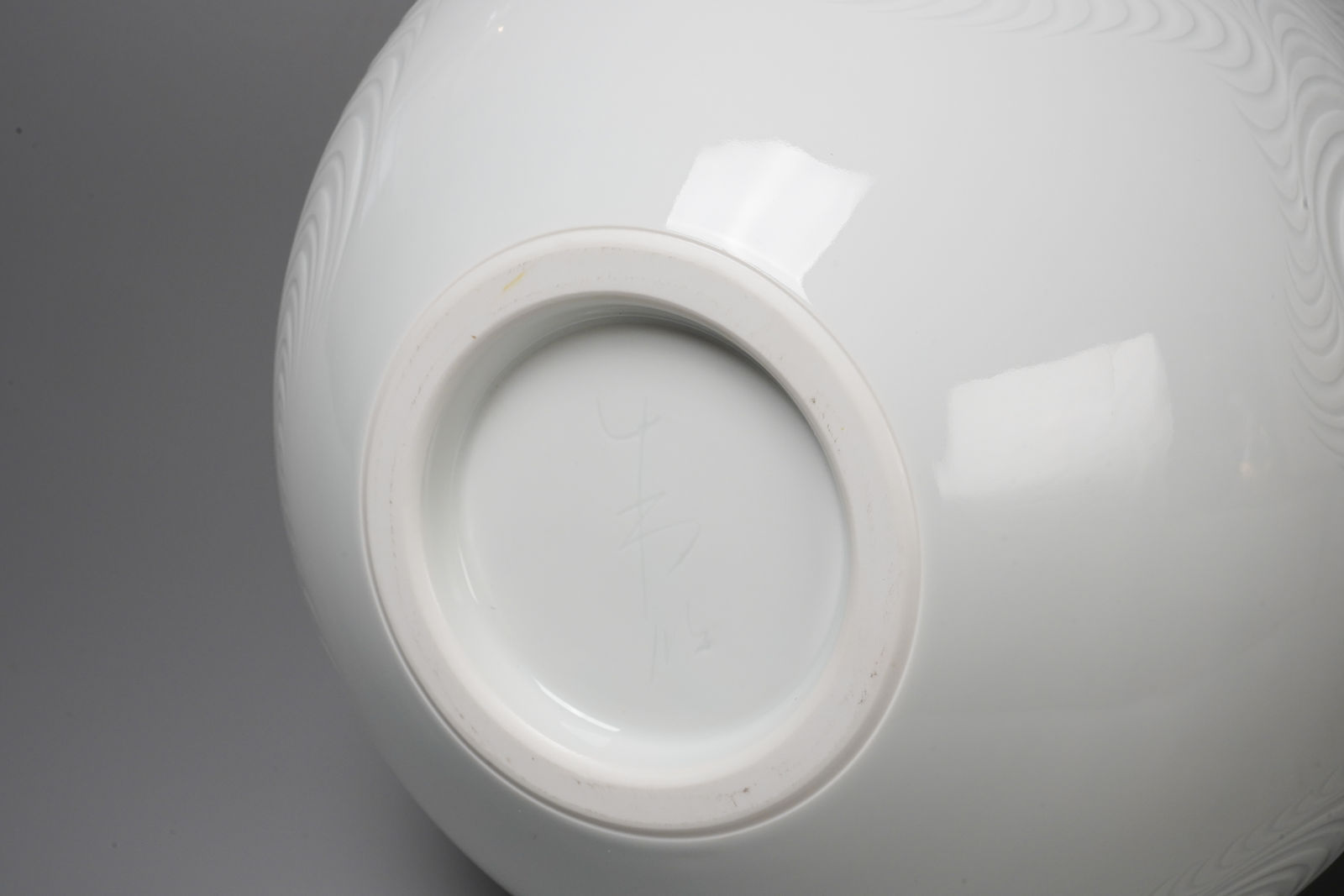 Shumei Fujii 藤井朱明, White Porcelain Jar with Carved Design 白磁潮彫壷