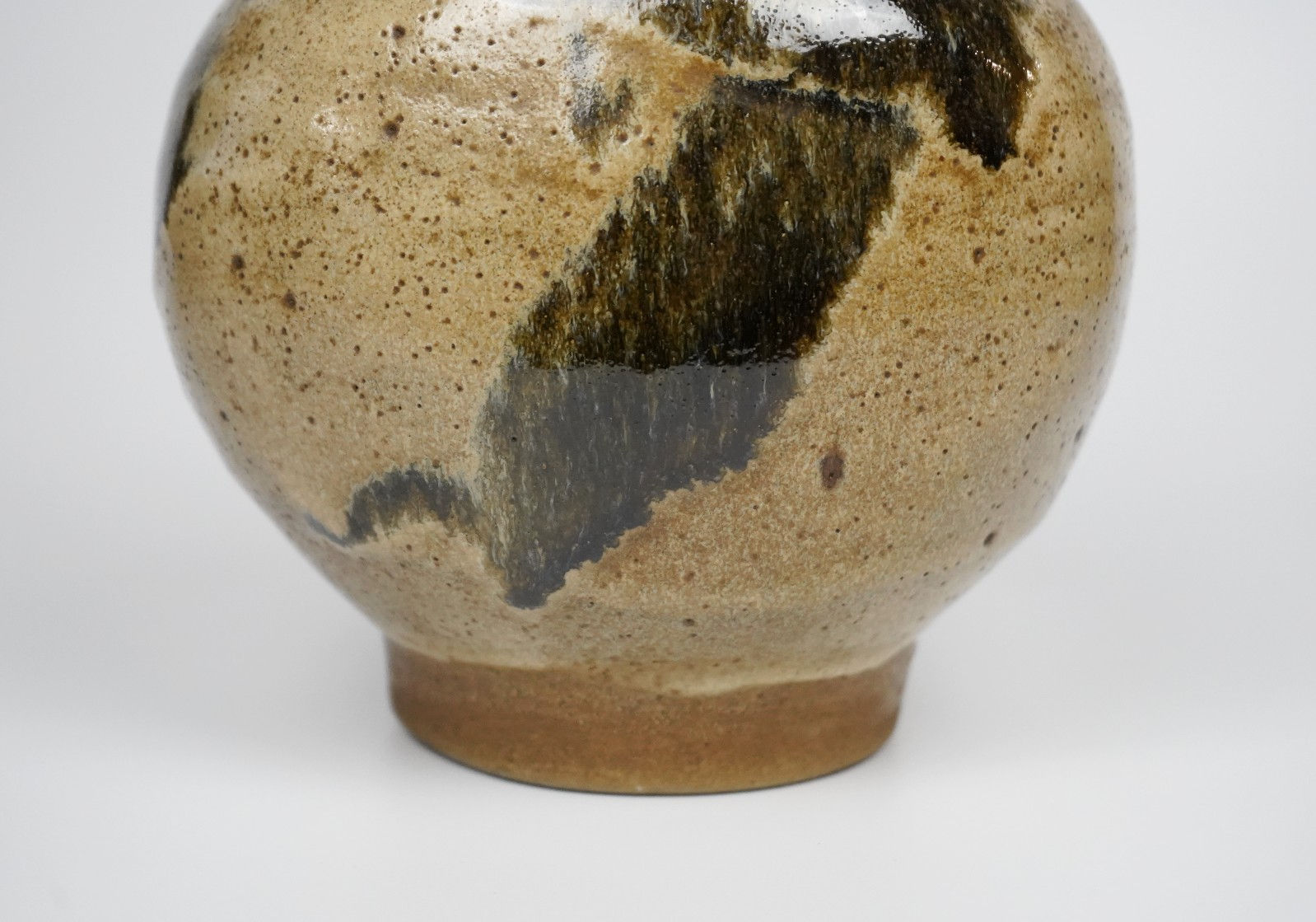 Murata Gen 村田 元, Jar, Black Slip Over Rice Husk Glaze 糠釉黒文扁壺