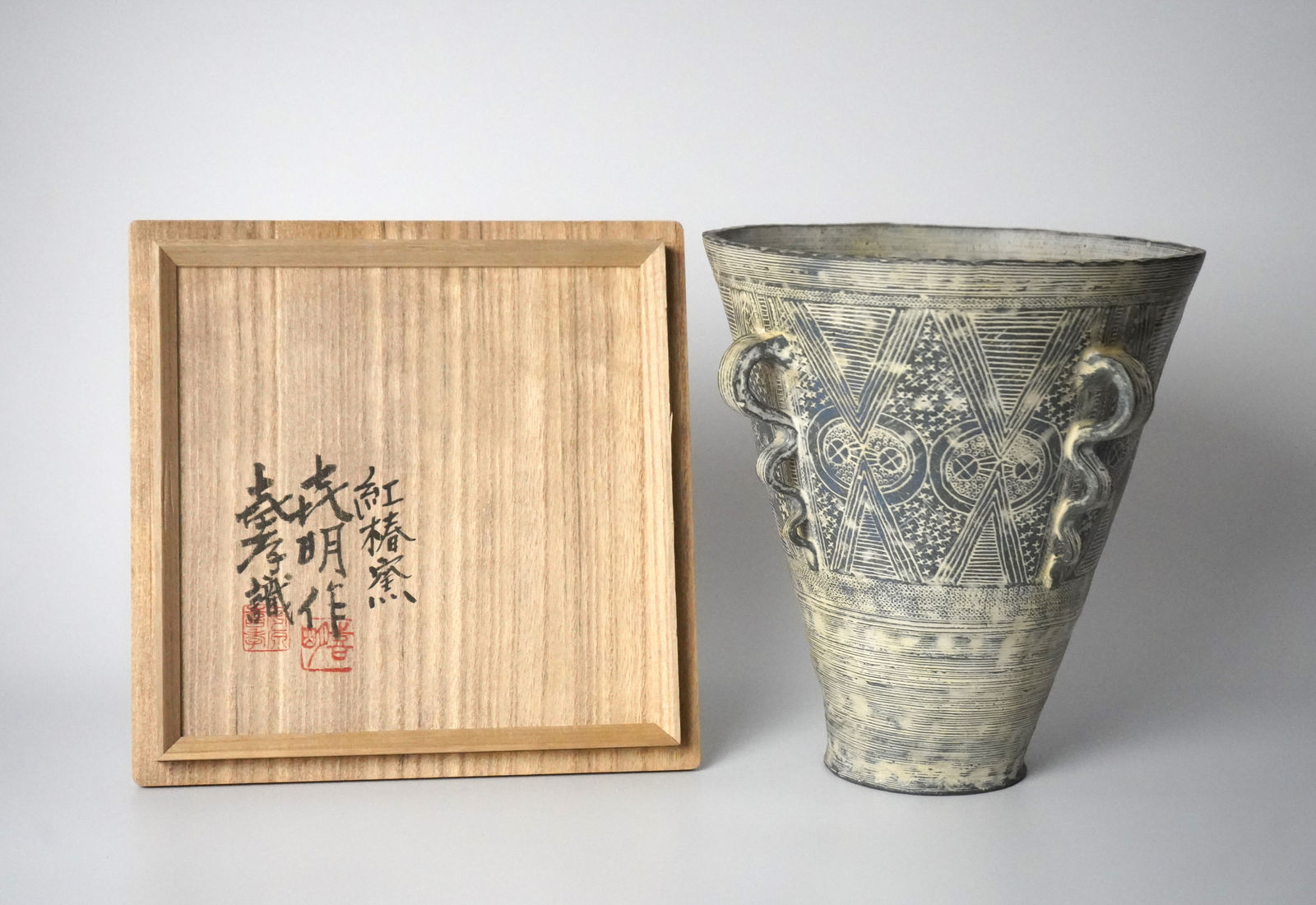 Yasuhara Kimei 安原喜明, Flower Vessel 花器 炻器線彫文