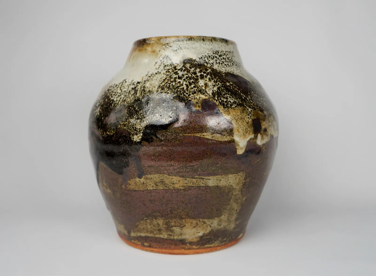 Murata Gen 村田 元, Jar, Black Iron on Rice Husk Glaze 糠白釉鉄砂黒文壺