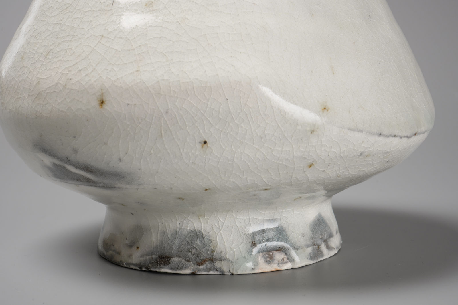 Kondo Seiko 近藤 精宏, Kohiki Jar with Transparent Glaze 粉引扁壺