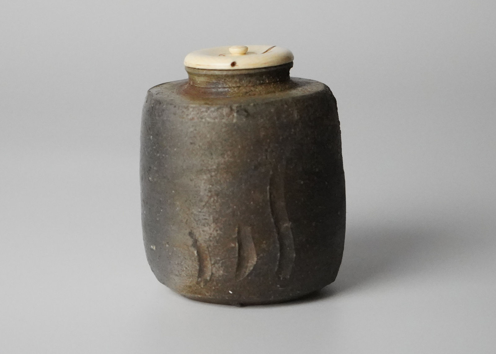 Isezaki Jun 伊勢崎淳, Bizen Tea Caddy 備前扁衛茶入