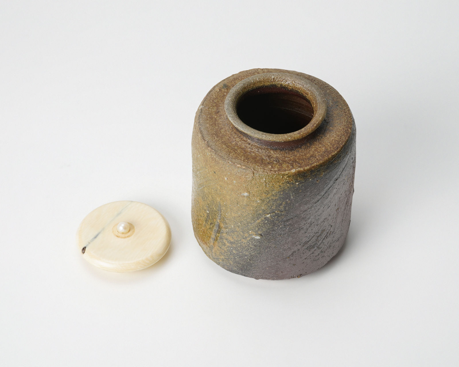 Isezaki Jun 伊勢崎淳, Bizen tea caddy 備前肩衛茶入