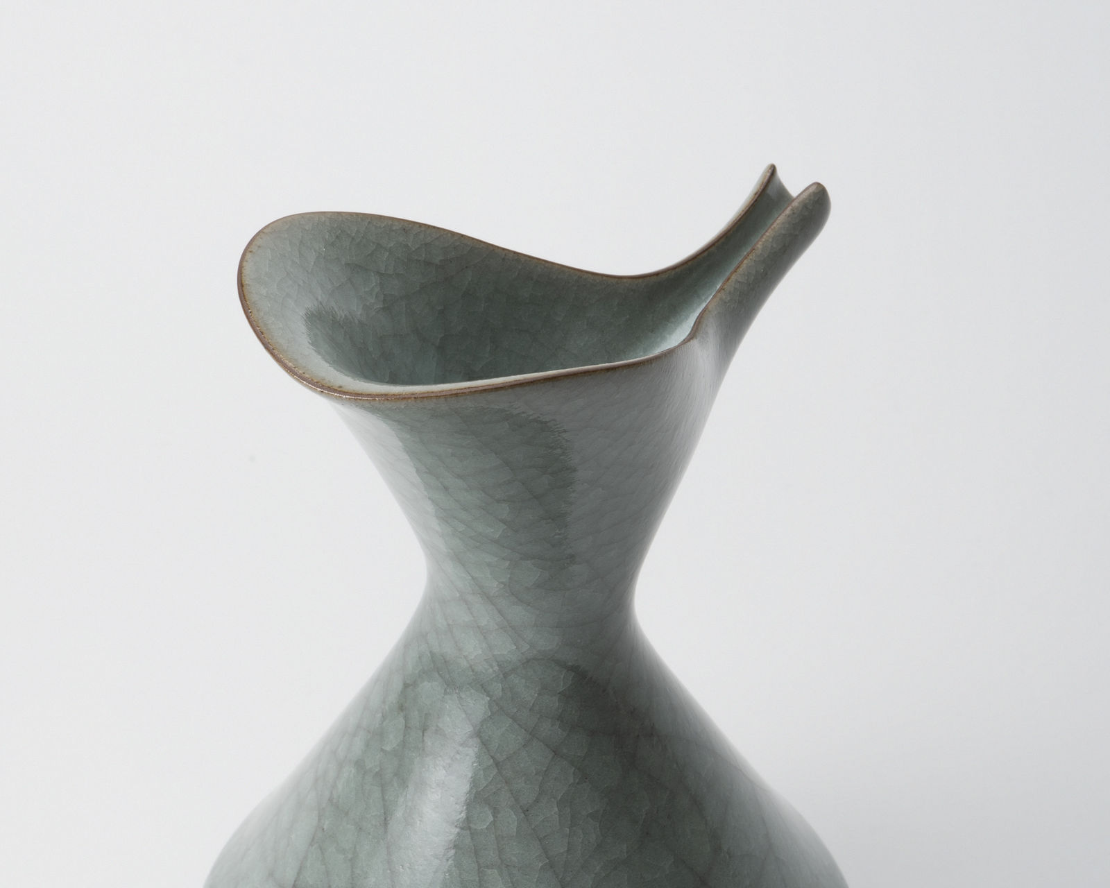 Yoshida Shuhei 吉田周平, Celadon spouted flower vase, 2023