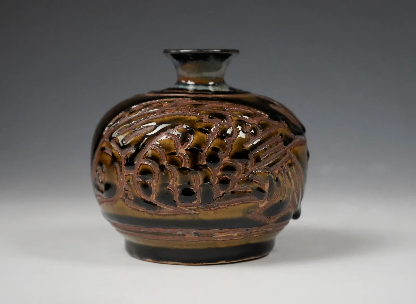 Kinjo Jiro 金城次郎, Flower Jar with Shrimp and Fish Pattern 海老魚文花瓶